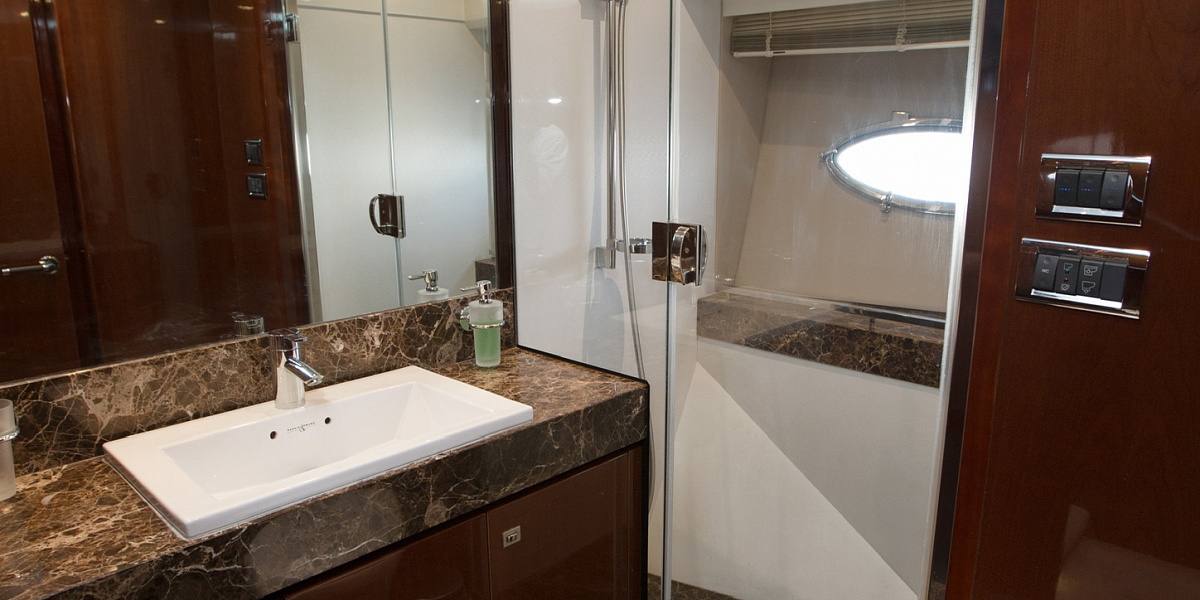 Продается моторная яхта PRINCESS 78 - ванная комната